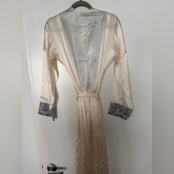 New LA PERLA SILK Elegant Cream and Gray Lace Trim Robe - Picture 12 of 12